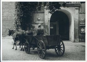 Allenstein, Stadtkreis Allenstein Allenstein - Olsztyn, Pferdefuhrwerk vor dem Schloß Allenstein, Schloß