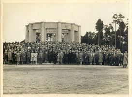 Allenstein, Stadtkreis Allenstein Allenstein, Abstimmungsdenkmal mit Besuchergruppe Алленштайн, памятник плебисциту с группой посетителей