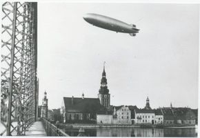 Tilsit, Stadt, Stadtkreis Tilsit Tilsit, Luftschiff  Hindenburg  über der Stadt Тильзит, дирижабль «Гинденбург» над городом