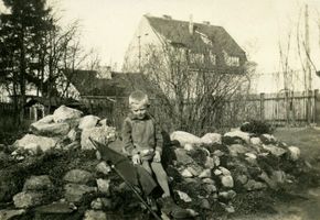 Johannisburg, Kreis Johannisburg Bahnhofstraße Johannisburg, Bahnhofstraße, Sohn des Forstmeisters Kienitz Johannisburg (Kreis), nicht verortete Bildmotive