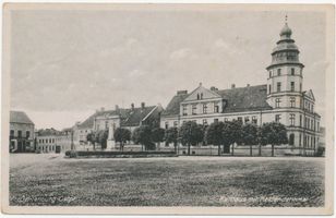 Gehlenburg, Kreis Johannisburg Gehlenburg, Rathaus mit Heldendenkmal 