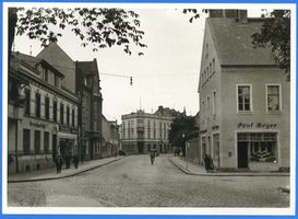 Rastenburg, Stadt, Kreis Rastenburg Königsberger Straße Rastenburg, Königsberger Straße mit Sparkasse, LIchtspiele und Hotel Растенбург, Кёнигсбергерштрассе со сберкассой, кинотеатром и отелем