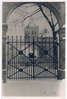 Rößel, Stadt, Kreis Rößel Rößel, Katholische Kirche, Blick durch das Eingangstor vom Friedhof 