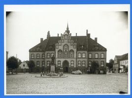 Johannisburg, Kreis Johannisburg Johannisburg, Rathaus, Bismarckdenkmal, IV Johannisburg, Rathaus