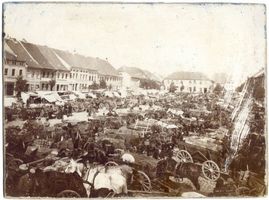 Neidenburg, Stadt, Kreis Neidenburg Neidenburg, Wochenmarkt vor dem Rathaus II Найденбург, недельный рынок перед ратушей, II