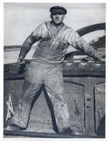  Kurisches Haff, Fischer am Ruder seines Kurenkahnes Kurisches Haff, Fischerei