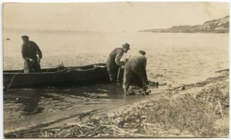 Frisches Haff, Fischer bei der Arbeit am Strand 