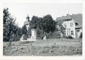 Bischofstein, Kreis Rößel Bischofstein, Kriegerdenkmal, Ruine II 