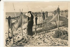  Kurische Nehrung, fischer beim Netzetrocknen I Kurische Nehrung, Fischerei