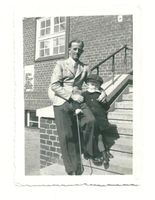 Braunsberg Kr. Braunsberg, Kreis Braunsberg Ackerstraße 11 Braunsberg, Ackerstraße 11, Franz Lettau mit Sohn Peter am Eingang zur Doppelschule 