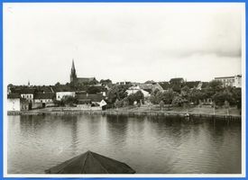  Ganz Ostpreußen, Blick über den See auf den Ort mit Kirche (welcher Ort??) 