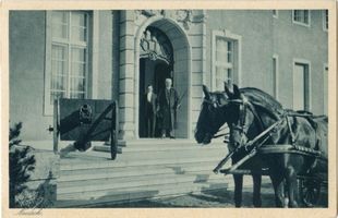 Neudeck, Kreis Rosenberg Neudeck, Reichspräsident von Hindenburg im Portal seines Hauses 