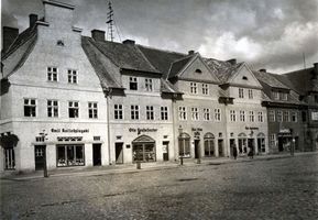 Neidenburg, Stadt, Kreis Neidenburg Großer Markt Neidenburg, feine Geschäfte am Markt Найденбург, изысканные магазины на рыночной площади