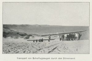 Rossitten Kr. Samland, Kreis Samland Rossitten Kr. Samland, Transport von Segelflugzeugen durch den Dünensand V Rossitten Kr. Samland, Segelfliegerschule
