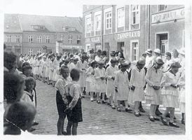 Wartenburg Kr. Allenstein, Stadt, Kreis Allenstein Wartenburg Kr. Allenstein??, Kinder auf dem Weg zur Kommunion 