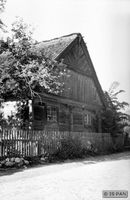 Bunhausen, Kreis Lyck Bunhausen, Giebelständerhaus - Teilansicht, Ansicht von der Wegseite II Бунхаузен, дом на щипцовых стойках — фрагмент, вид со стороны дороги, II