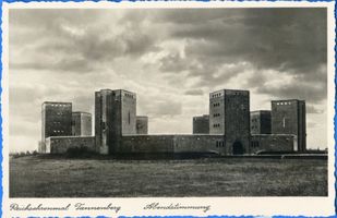 Hohenstein Kr. Osterode, Stadt, Kreis Osterode Hohenstein i. Ostpr., Reichsehrenmal Tannenberg, Gesamtansicht, Abendstimmung Хоэнштайн (Вост. Пруссия), Имперский мемориал «Танненберг», общий вид, вечернее настроение