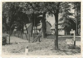 Maldeuten, Gut, Kreis Mohrungen Maldeuten, Dorfstraße mit Wegweiser nach Marienburg 