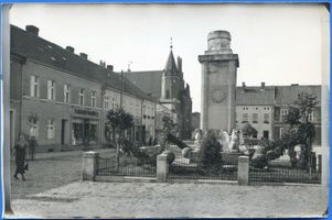 Liebemühl, Kreis Osterode Liebemühl, Marktplatz mit Kirche und Kriegerdenkmal II 