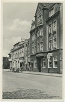 Rastenburg, Stadt, Kreis Rastenburg Königsberger Straße Rastenburg, Hermann-Göring-Straße, Sparkasse und Kino Rastenburg, Königsberger Straße