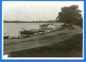 Sensburg, Stadt, Kreis Sensburg Sensburg, Strandweg am Schoßsee mit Blick auf die Halbinsel Зенсбург, пляжная дорожка на озере Шоссзее с видом на полуостров