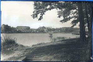 Rastenburg, Stadt, Kreis Rastenburg Rastenburg, Oberteich mit dem  Bootshaus/Schlittschuhhaus  und einem Entenhaus Rastenburg, Oberteich
