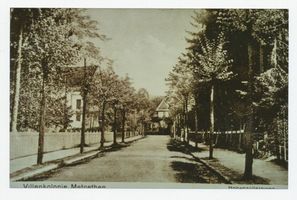 Metgethen, Ort und Bahnstation, Stadtkreis Königsberg Hohenzollernweg 5 Metgethen,  Hohenzollernweg 5, Pfarrhaus, Blickrichtung Osten, links , im Hintergrund quer, Haus Heygster Metgethen, Häuser früher und heute