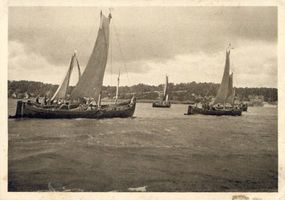 Nidden, Kreis Memel Nidden, Haffkähne vor dem Dorfstrand Nidden, Kurenkähne im Hafen und am Haffstrand