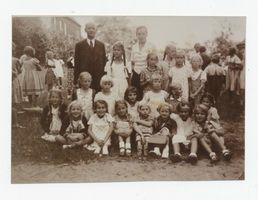 Metgethen, Ort und Bahnstation, Stadtkreis Königsberg Metgethen, Kindergottesdienstgruppe 1938 mit Pfarrer Salopiata und Helferin Gertrud Tiedke 