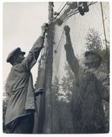  Kurische Nehrung, Aufhängen der Netze zum Trocknen Куршская коса, развешивание сетей для сушки