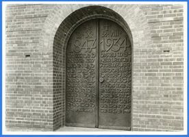 Hohenstein Kr. Osterode, Stadt, Kreis Osterode Hohenstein i. Ostpr., Reichsehrenmal Tannenberg, Tür mit Spruch zur Hindenburggruft Хоэнштайн в Вост. Пруссии, имперский памятник павшим Танненберг, дверь с надписью к склепу Гинденбурга