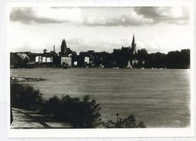 Osterode (Ostpr.), Kreis Osterode Osterode (Ostpr.), Blick über den Drewenzsee zur Ev. Kirche (links) und Kath. Kirche Osterode, Stadtmotive