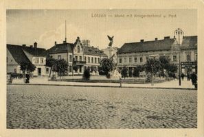 Lötzen, Stadt, Kreis Lötzen Lötzen, Markt mit Kriegerdenkmal und Post 
