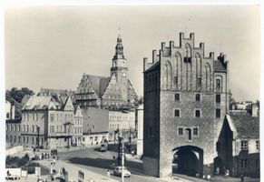 Allenstein, Stadtkreis Allenstein Allenstein, Hohes Tor im Hintergrund das neue Rathaus VI Allenstein, Neues Rathaus