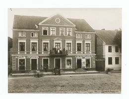 Lyck, Stadt, Kreis Lyck Hindenburgstraße (fr. Bahnhofstraße) Lyck, Hauptstraße 60, Geschäftshaus von D. Scharlach und Paul Boriss II Лык, Гауптштрассе 60, торговый дом Д. Шарлах и Пауль Борисс, II