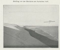 Rossitten Kr. Samland, Kreis Samland Rossitten Kr. Samland, Segelflieger im Gleitflug von der Steildüne am Kurischen Haff Росситтен, район Самбия, планерист в планирующем полёте от крутой дюны у Куршского залива