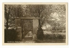 Gumbinnen, Stadt, Kreis Gumbinnen Hermann-Göring-Straße (fr. Sodeiker Straße) Gumbinnen, Heldenfriedhof mit Toreingang 