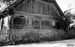 Bunhausen, Kreis Lyck Bunhausen, Giebelständerhaus - Teilansicht der Giebelwand, Ansicht von der Wegseite 
