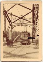 Tilsit, Stadt, Stadtkreis Tilsit Tilsit, Elektrische Bahn auf der Luisen-Brücke am Nordportal  Straßenbahn, Bus und elektrische Bahn nach Miekiten