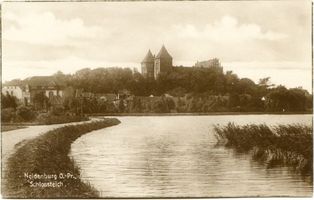 Neidenburg, Stadt, Kreis Neidenburg Neidenburg, Blick vom Schloßteich auf das Schloß II Найденбург, вид от замкового пруда на замок, II