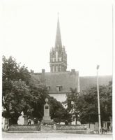 Rastenburg, Stadt, Kreis Rastenburg Rastenburg, Rathausvorplatz mit Denkmal und Turm der Kath. Kirche Rastenburg, Stadtansichten