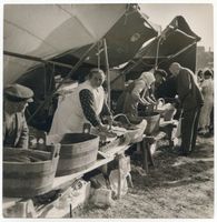 Cranz Kr. Samland, Ort, Kreis Samland Cranz Kr. Samland, Fischmarkt mit geräucherten Flundern, Aalen und Dorsch II Кранц, р-н Самбия, рыбный рынок с копчёной камбалой, угрями и треской, II