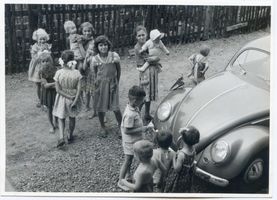 Elbing, Stadt, Stadtkreis Elbing Elbing, Kinder bestaunen einen VW Käfer 