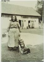 Flammberg, Kreis Ortelsburg Flammberg, Hof Karl Pell,  Jungbäuerin Erna Pell  mit Großmutter Anna Pell 