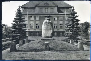Fischhausen, Stadt, Kreis Samland Fischhausen, Kriegerdenkmal vor Stadtschule Фишхаузен, памятник воинам перед городской школой