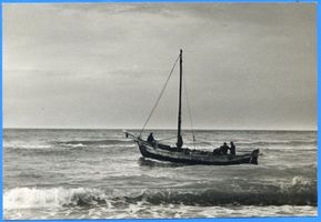 Sarkau, Kreis Samland Sarkau, Fischerboot in der Brandung 