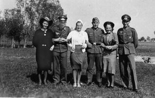Langendorf Kr. Labiau, Kreis Labiau Langendorf Kr. Labiau, Jugend in Zivil und in Uniform 
