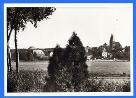 Osterode (Ostpr.), Kreis Osterode Osterode (Ostpr.), Blick über den Drewenzsee auf die Stadt mit Evang. Kirche Остероде (Вост. Пруссия), вид через озеро Древенц на город с евангелической церковью