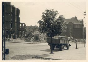 Allenstein, Stadtkreis Allenstein Wadanger Straße Allenstein, Wadanger Straße, Ecke Zimmerstraße, Ruine Konditorei Kischstein und Schule Allenstein, Schulen