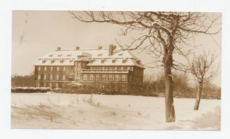 Metgethen, Ort und Bahnstation, Stadtkreis Königsberg Franz-Seldte-Weg Metgethen,  Franz-Seldte-Weg,Cecilienschule, Landfrauenschule im Winter bei hohem Schnee, V Metgethen, Cecilienschule, Landfrauenschule